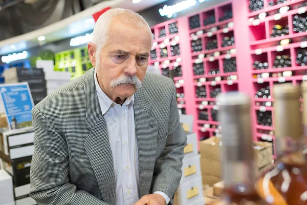 Старий Чоловік Шукає Хороше Вино — стокове фото
