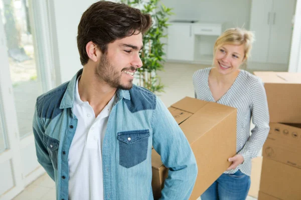 Homem Mulher Movendo Para Novo Apartamento — Fotografia de Stock