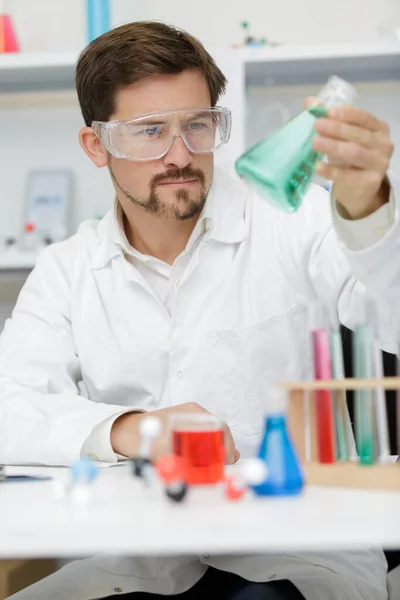 Homem Laboratório Testando Nova Solução Limpeza — Fotografia de Stock