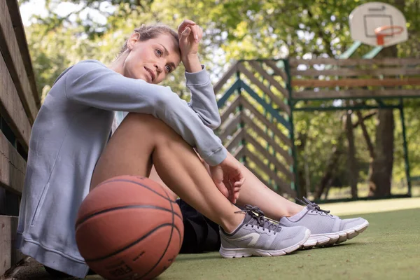 Fitness Woman Relaxing Workout Sitting Basketball — Stock Photo, Image