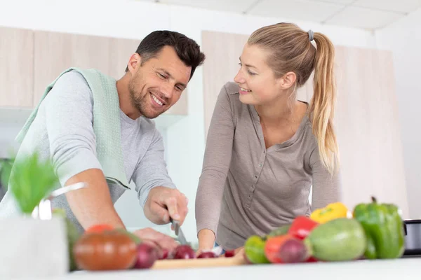 Lächelndes Junges Paar Kocht Essen Der Küche — Stockfoto