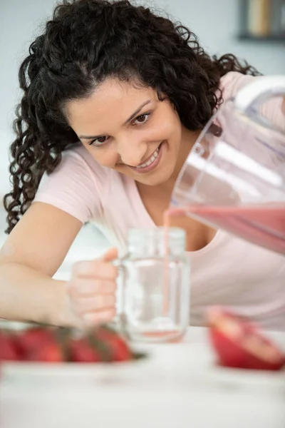 Mujer Verter Batido Frutas Frescas —  Fotos de Stock