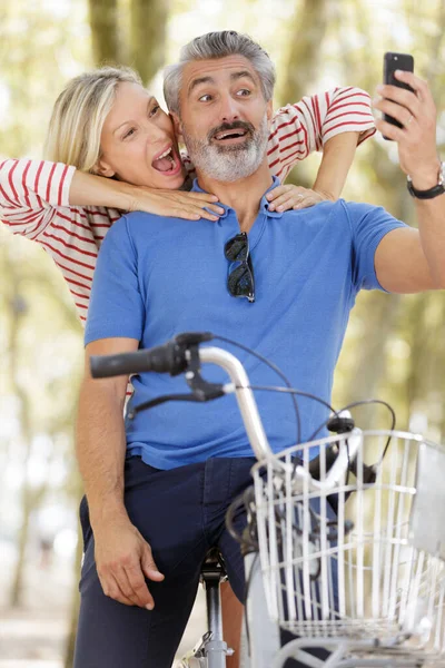 Šťastný Starší Pár Během Selfie — Stock fotografie