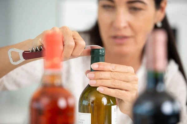 Mujer Abriendo Una Botella Vino —  Fotos de Stock