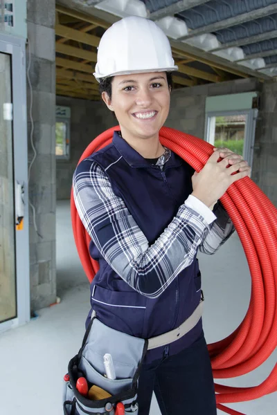 Szczęśliwy Kobieta Budowniczy Trzymając Przewody Placu Budowy — Zdjęcie stockowe