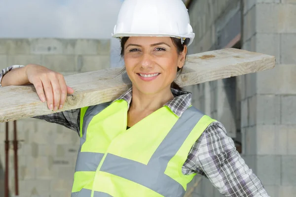 Mujer Feliz Trabajando Taller Carpintería —  Fotos de Stock