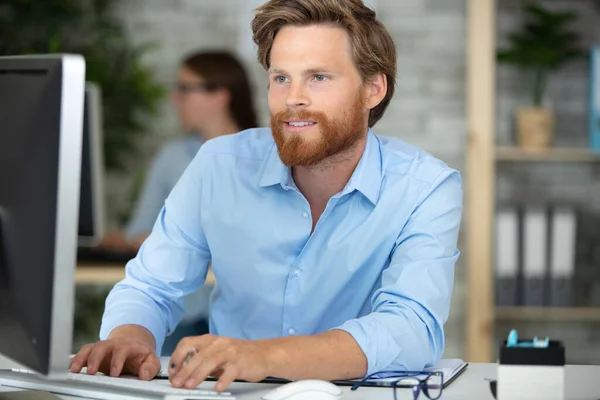Genç Yakışıklı Adam Ofisinde Masasında Oturuyor — Stok fotoğraf