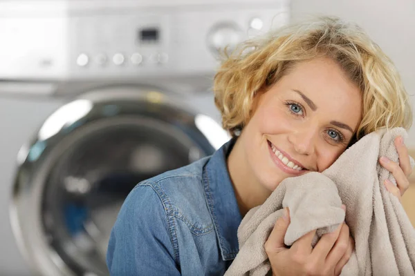 Reiniging Van Huid Van Het Gezicht Met Witte Handdoek Vrouw — Stockfoto