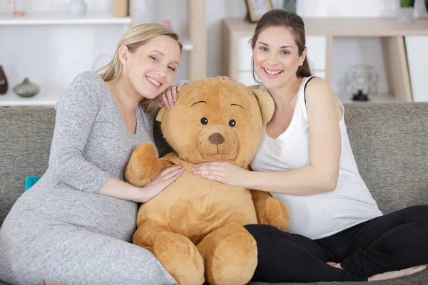 Zwangere Vrouwen Met Teddybeer — Stockfoto