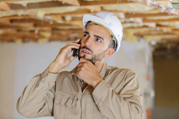 Férfi Felügyeli Építési Telefonon — Stock Fotó