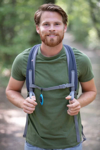 Junger Mann Wandert Lächelnd Glücklich Portrait Fuß Wald — Stockfoto