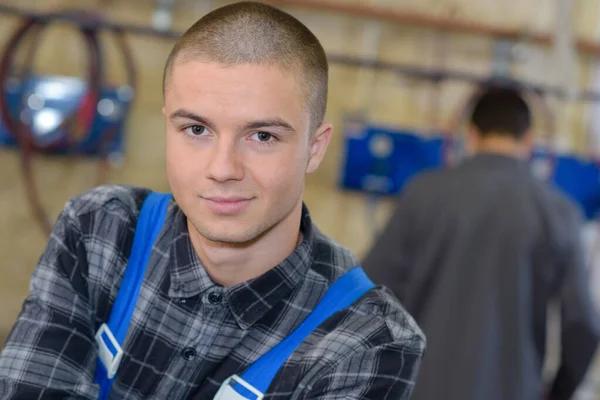 Bir Fabrikada Çalışan Yakışıklı Genç Adam — Stok fotoğraf