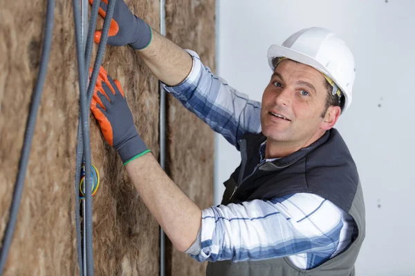 Ein Arbeiter Dämmt Eine Wand — Stockfoto