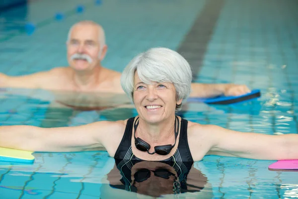 Dva Starší Lidé Mají Vodní Cvičení — Stock fotografie