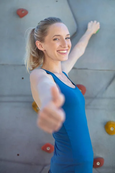 Atletyczna Kobieta Ściance Wspinaczkowej Pomieszczeniach Pokazuje Kciuki Górę — Zdjęcie stockowe