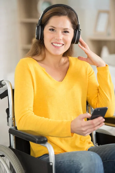 Ευτυχισμένη Γυναίκα Αναπηρική Καρέκλα Ακουστικά — Φωτογραφία Αρχείου