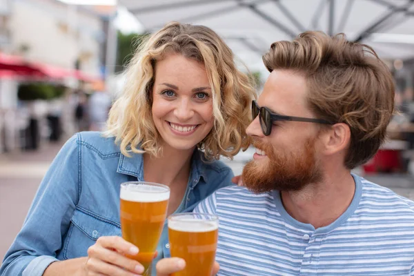 Gelukkige Vrienden Bier Drinken Een Zonnige Dag — Stockfoto