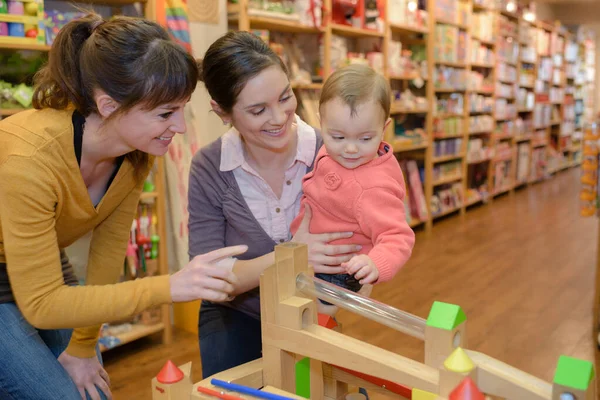 Moeder Dochter Met Aantrekkelijke Leverancier Speelgoedwinkel — Stockfoto
