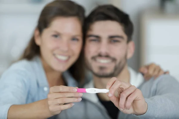Glückliches Paar Zeigt Das Ergebnis Eines Schwangerschaftstests — Stockfoto