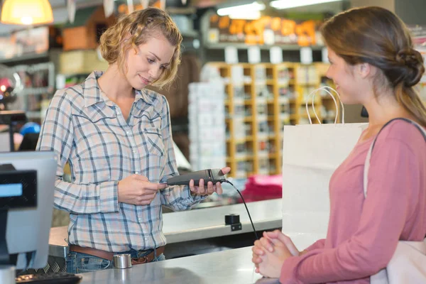 Mulher Que Paga Com Cartão Crédito Terminal Pagamento — Fotografia de Stock