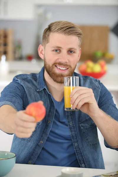 Homme Bonne Santé Avec Verre Jus Orange Une Pomme — Photo