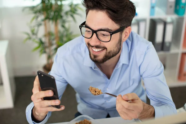 Pria Tertawa Pada Konten Smartphone Saat Makan — Stok Foto
