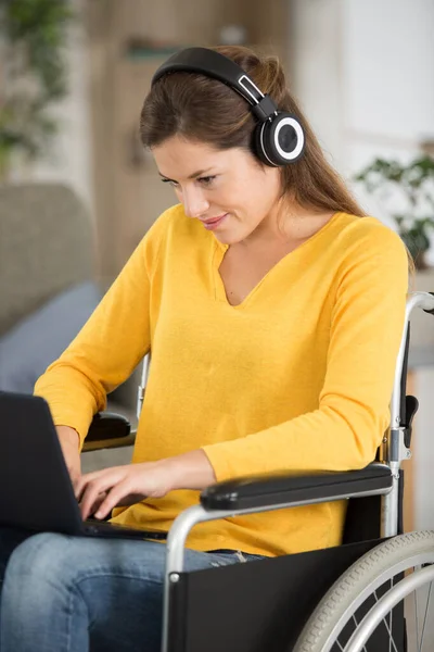 Άτομα Ειδικές Ανάγκες Γυναίκα Στο Αναπηρικό Καροτσάκι Ακουστικά — Φωτογραφία Αρχείου