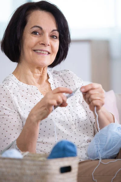 年配の女性が自宅で編み物 — ストック写真