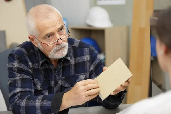 Senior Man Pratar Med Kund Kontoret — Stockfoto