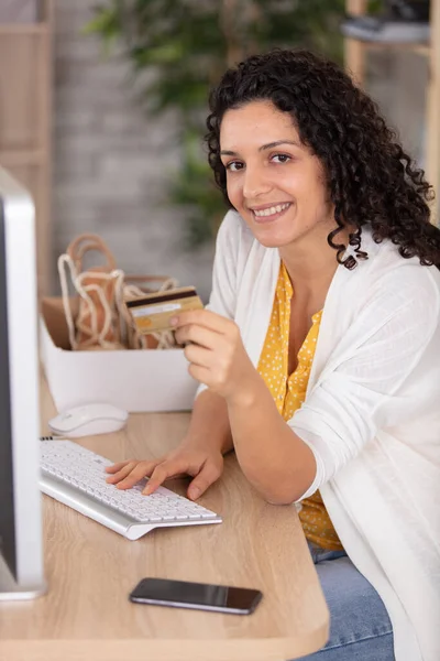 Młoda Kobieta Posiadająca Kartę Kredytową Korzystająca Komputera — Zdjęcie stockowe