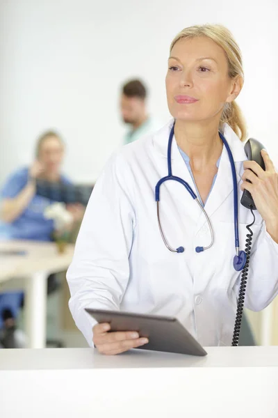 Glad Mogen Kvinna Läkare Som Håller Telefonen — Stockfoto