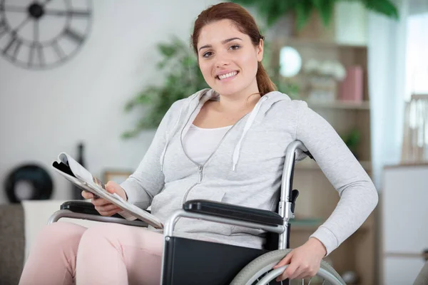 Młoda Kobieta Wózku Inwalidzkim Trzymająca Magazyn — Zdjęcie stockowe