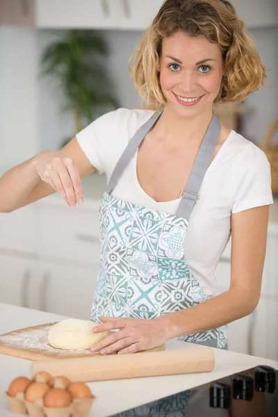 Woman Standing Kitchen Kneading Dough — Stock Photo, Image