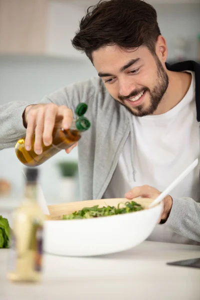 Cozinheiro Concentrado Colocando Pouco Óleo Uma Salada — Fotografia de Stock