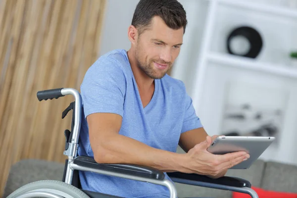 Behinderter Mann Genießt Die Nutzung Eines Tablets — Stockfoto