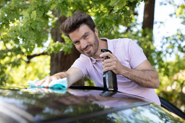 Άνθρωπος Στίλβωση Οροφή Αυτοκινήτου Ένα Πλυντήριο Αυτοκινήτων — Φωτογραφία Αρχείου