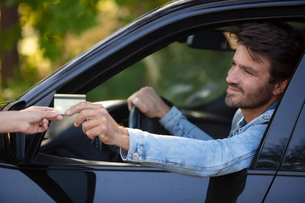 Man Betalen Met Creditcard Tijdens Het Rijden Auto — Stockfoto