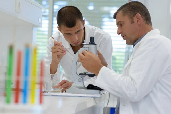 Twee Wetenschappers Een Modern Laboratorium — Stockfoto