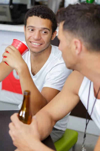 Homens Novos Sentaram Bar Que Toma Uma Bebida — Fotografia de Stock