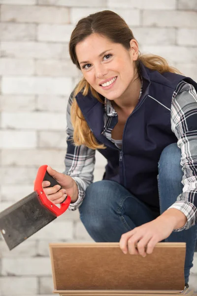 Pretty Young Woman Using Hand Saw Cut — Stock Photo, Image