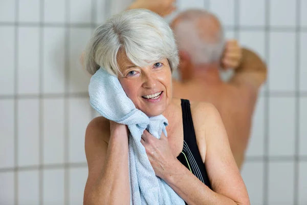 Senioren Vrouw Drogen Zichzelf Zwembad — Stockfoto
