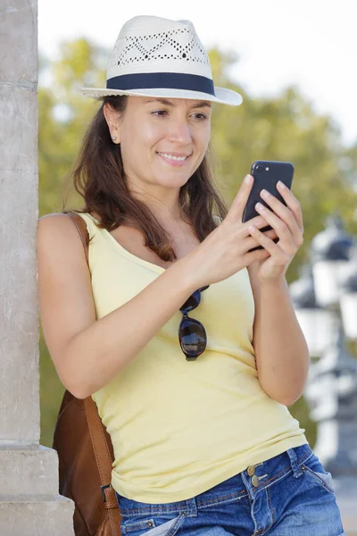 Portret Atrakcyjnej Uśmiechniętej Kobiety Korzystającej Telefonu Komórkowego — Zdjęcie stockowe
