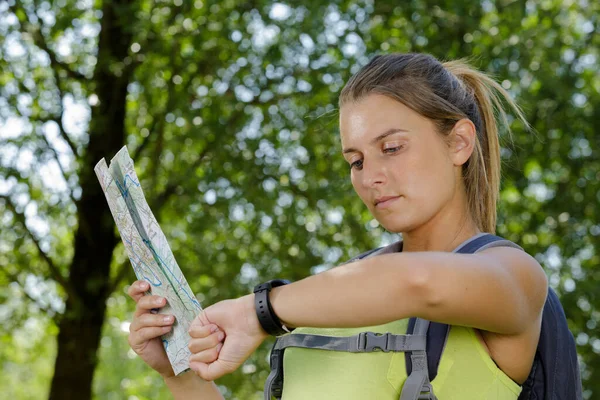 Escursionista Femminile Guardando Suo Orologio — Foto Stock