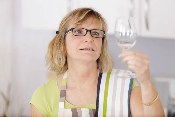 女性は台所でワイングラスを洗い — ストック写真