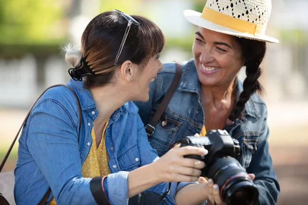 Duas Mulheres Felizes Verificando Câmera — Fotografia de Stock