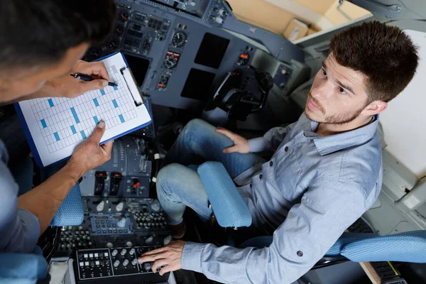 Junger Männlicher Luftfahrtingenieur Mit Klemmbrett Cockpit — Stockfoto