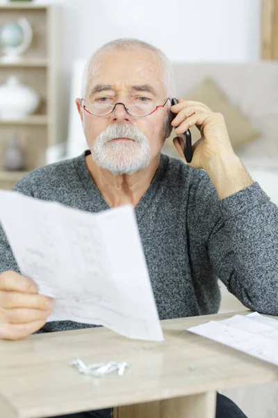 Starší Muž Mluví Telefonu — Stock fotografie