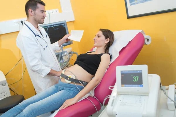 Ein Arzt Untersucht Schwangere — Stockfoto