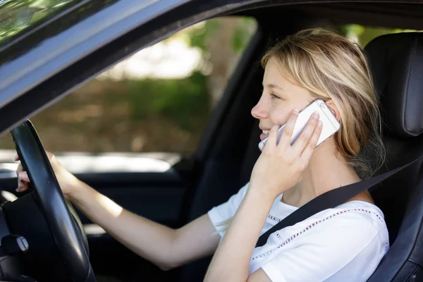 車での携帯電話上の女性 — ストック写真