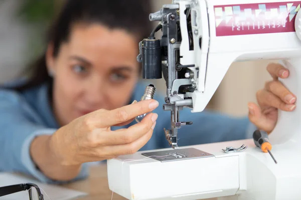 Woman Changing Bulb Sewing Machine — Stock Photo, Image